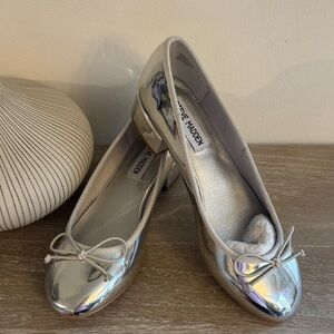 NWT Steve Madden Shiny Silver Patent Ballet Shoes w/ chunky heel & Bow Accent